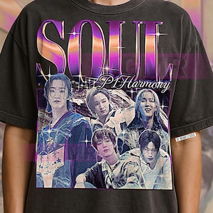 Könnte beinhalten: Dunkelgraues T-Shirt mit einem Grafikdesign. Das Design zeigt das Wort "SOUL" in großen, lila und goldenen Buchstaben, darunter "P1Harmony". Eine Collage von sechs Personen ist ebenfalls enthalten. Das T-Shirt hat einen Vintage-Look.