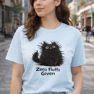 Camiseta de gato "Zero Fluffs Given" - Camiseta negra sarcástica para amantes de los gatos - Camiseta unisex con colores cómodos