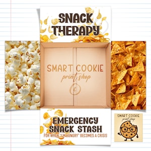 Könnte beinhalten: Ein Pappkarton mit offenen Klappen, verziert mit Kartoffelchip-Grafiken und dem Text SNACK THERAPY sowie EMERGENCY STASH FOR WHEN I'M HUNGRY BECOMES A CRISIS. Das Innere zeigt SMART COOKIE print shop, mit Popcorn- und Tortilla-Chip-Seitenwänden.