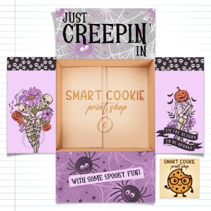 Pode incluir: Uma caixa de presente com tema de Halloween com várias ilustrações assustadoras. A caixa contém cartões com mãos de esqueleto segurando flores e abóboras, aranhas e as frases "Just Creepin' In" e "Tis the Season to be Spooky". O nome da loja "Smart Cookie Print Shop" também é visível.