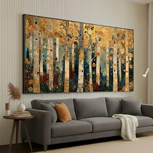 Può includere: Grande opera d'arte incorniciata con una scena di foresta stilizzata. Il dipinto presenta betulle con accenti dorati e verde acqua, creando un paesaggio astratto strutturato. L'opera è esposta sopra un divano grigio.