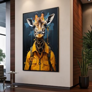 Op de afbeelding: Een ingelijste kunstdruk met een giraffe in een gele jas en rugzak tegen een donkerblauwe achtergrond met verfspatten. De giraffe, met zijn kenmerkende vachtpatroon, staat centraal. Het kunstwerk wordt in een eigentijds interieur getoond.