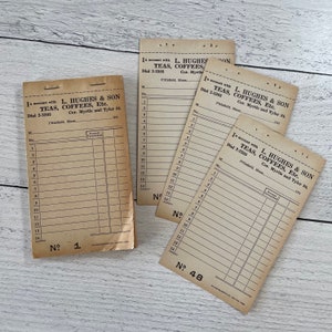 Peut inclure: Plusieurs feuilles de registre vintage de L. Hughes & Son, Teas, Coffees, Etc. Le papier est beige avec des lignes et du texte noirs imprimés. Le texte comprend le nom de l'entreprise, l'adresse et les détails du compte. Une feuille est agrafée.