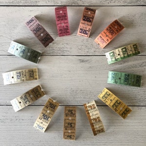 Set di biglietti per autobus arcobaleno vintage nel Regno Unito in 13 colori