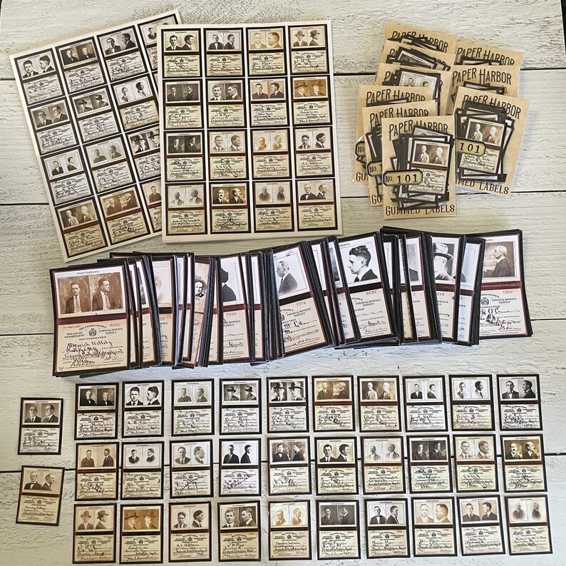 Op de afbeelding: Een verzameling vintage labels en ephemera. De afbeelding toont vellen met kleine, rechthoekige labels met sepia-getinte portretten en handgeschreven tekst, samen met stapels grotere labels met de tekst "PAPER HARBOR" en "GUMMED LABELS".