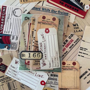 Op de afbeelding: Een verzameling vintage papieren ephemera, waaronder labels en tickets. De items bevatten tekst zoals "Cunard Line" en "RMS Titanic Line". Het kleurenpalet is voornamelijk beige, bruin en rood, met een focus op reizen en historische thema's.