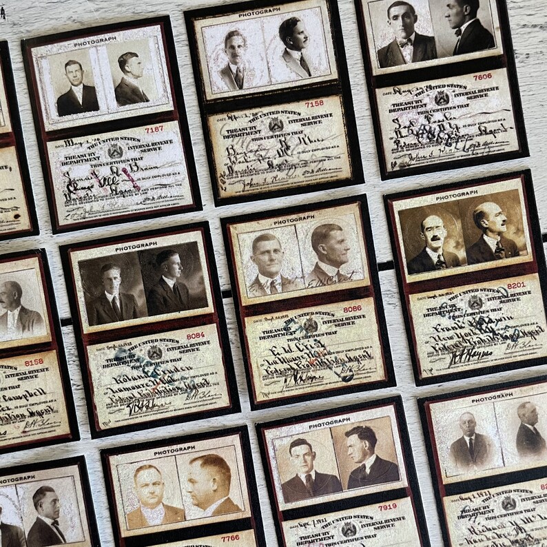 Op de afbeelding: Een verzameling vintage kaarten met sepia-kleurige foto's van mannen. Elke kaart bevat het woord "PHOTOGRAPH" en tekst van het "THEANERY DEPARTMENT" en "INTERNAL REVENUE SERVICE". De kaarten hebben een donkere rand en handgeschreven handtekeningen.