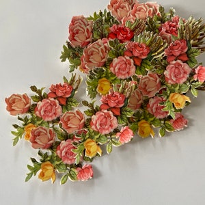 Grand arrangement de fleurs roses découpées avec des matrices vintage - Pièce unique de la pile