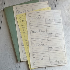 Könnte beinhalten: Ein Stapel Vintage-Telefonnotizblätter. Die Blätter sind cremefarben mit schwarzem Text, einschließlich "Phone Call Record". Die Blätter haben Felder für Datum, Uhrzeit und Nachrichtendetails. Auf der linken Seite ist ein hellgrüner Umschlag zu sehen.