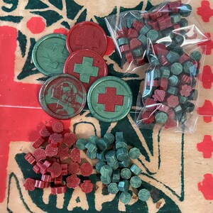 Nuovo, non vintage! Mix natalizio con perline con sigillo di ceralacca rosso e verde. Set di 50 perline