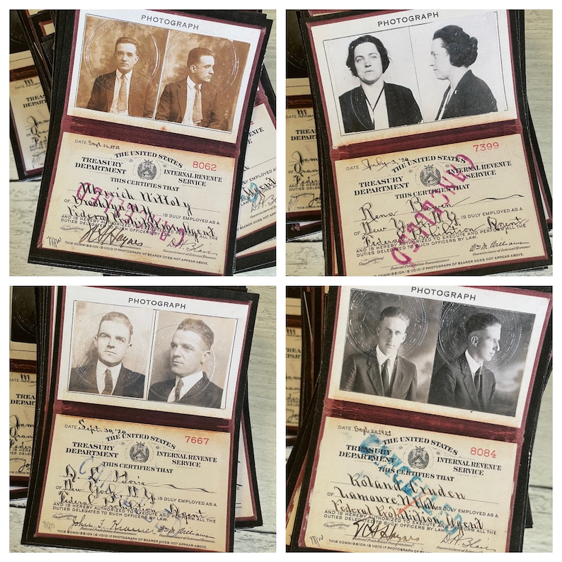 Op de afbeelding: Een verzameling vintage documenten met sepia-getinte foto's van individuen. Elk document bevat tekst van het Ministerie van Financi&euml;n en de Internal Revenue Service, met handgeschreven handtekeningen en data. De documenten zijn gebonden in zwarte covers.