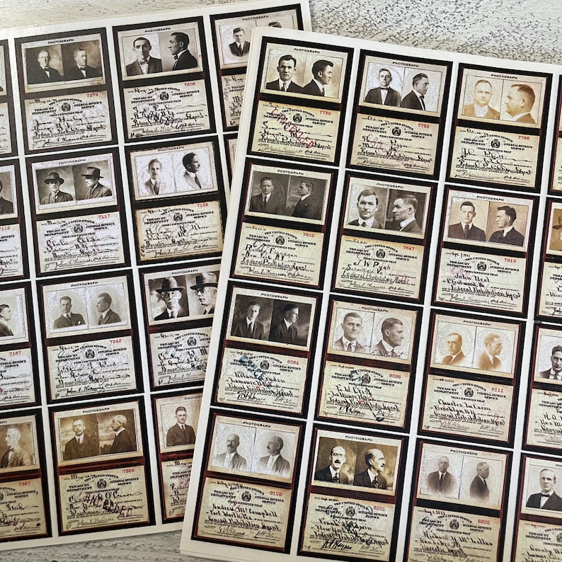 Op de afbeelding: Vellen stickers in vintage-stijl met foto's van boeven. Elke sticker bevat een sepia-foto van een man, samen met handgeschreven tekst en een handtekening. De stickers hebben een donkere rand en zijn gerangschikt in een rasterpatroon.
