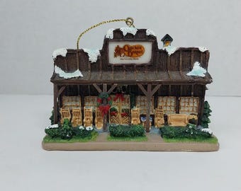 Cracker Barrel Old Country Store Kerstornament 2005 Blokhut Veranda Sneeuw