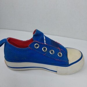 Op de afbeelding: Een witte keramische mok met een zwart handvat en de tekst "But First, Coffee" in een zwarte, handgeschreven lettertype. De mok staat op een wit oppervlak.