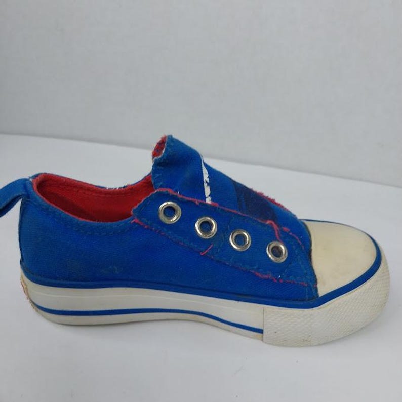 Op de afbeelding: Een witte keramische mok met een zwart handvat en de tekst "But First, Coffee" in een zwarte, handgeschreven lettertype. De mok staat op een wit oppervlak.