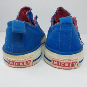 Op de afbeelding: Een set van drie keramische mokken met een gespikkelde, matte afwerking. Elke mok heeft een andere kleur: lichtblauw, cr&egrave;me en grijs. De mokken hebben een eenvoudig, modern ontwerp met een afgeronde vorm en een comfortabele handgreep.