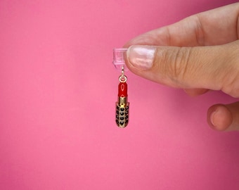 Lipstick Makeup USB-C E-Reader Dust Plug, Dark Romance Romantasy