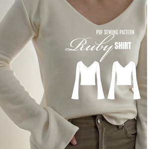 Könnte beinhalten: Ein cremefarbenes Langarmshirt mit V-Ausschnitt. Das Bild enthält den Text "PDF SEWING PATTERN Ruby SHIRT" sowie eine weiße Strichzeichnung der Vorder- und Rückansicht des Shirts. Das Logo "sewcial club" ist in der Ecke zu sehen.