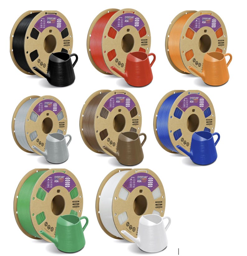 Puede incluir: Una colecci&oacute;n de bobinas de filamento para impresora 3D Overture ASA en varios colores: negro, rojo, naranja, plateado, marr&oacute;n, azul, verde y blanco. Cada bobina se muestra con una peque&ntilde;a regadera.