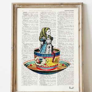 Impressão de Alice no País das Maravilhas: Colagem de xícaras de chá em página de dicionário vintage