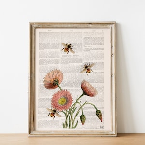 Stampa artistica di api e fiori rosa su pagina di libro riciclata