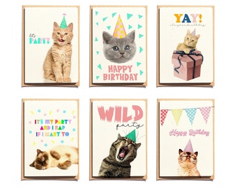 Op de afbeelding: Zes verjaardagskaarten met katten die feestmutsen dragen. De kaarten hebben verschillende ontwerpen en berichten, waaronder "Het is mijn feestje en ik doe wat ik wil", "Gefeliciteerd met je verjaardag", "Wild feest" en "Hoera! Het is je verjaardag".