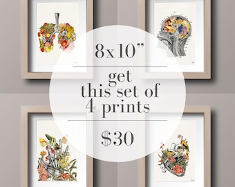 Op de afbeelding: Set van vier 20,3 x 25,4 cm prints met anatomische illustraties van het menselijk lichaam met bloemendetails. De prints zijn ingelijst in lichte houten lijsten en worden weergegeven op een lichtgrijze muur. De tekst "8x10" en "get this set of 4 prints $30" wordt in het midden van de afbeelding weergegeven.