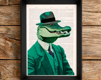Divertida lámina artística de cocodrilo: elegante traje verde, página de diccionario antiguo