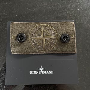 Stone Island-märke, Green Ghost Edition med knappar