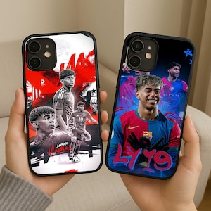 Puede incluir: Dos fundas negras para teléfono con imágenes de un futbolista. Una funda tiene un fondo rojo y blanco con múltiples imágenes del jugador y el nombre "Lamine Yamal". La otra funda tiene un diseño azul y rojo con la imagen del jugador y el número "479".