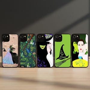 Könnte beinhalten: Eine weiße Keramik-Tasse mit schwarzem Henkel und dem Text "But First, Coffee" in schwarzer, fetter Schrift. Die Tasse steht auf einer weißen Oberfläche. Die Tasse ist etwa 10 cm hoch.