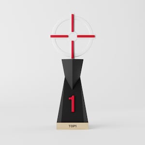 Pode incluir: Um troféu com base preta e número 1 vermelho. O topo apresenta um círculo branco com miras vermelhas. A base tem o texto "TOP1" em branco.