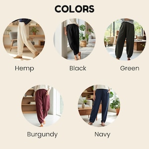 Puede incluir: Imagen que muestra cinco pares de pantalones holgados en varios colores: c&aacute;&ntilde;amo, negro, verde, burdeos y azul marino. La palabra &laquo;COLORS&raquo; se muestra en la parte superior. Cada par de pantalones se modela en un marco circular, destacando las diferentes opciones de color.