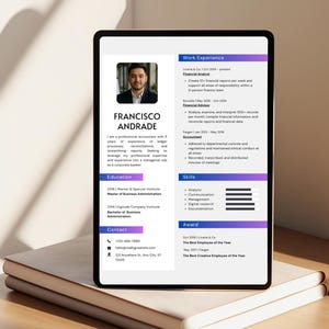 Puede incluir: Una tableta digital que muestra un currículum profesional para Francisco Andrade. El documento presenta un fondo blanco con encabezados en degradado morado, una foto de perfil, experiencia laboral, educación, datos de contacto, habilidades y premios.