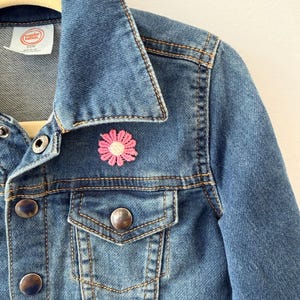 Upcycled Kleinkinder-Denim-Jacke mit Blumen-Patch – Grösse 24 M
