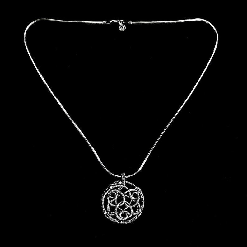 Pendentif celtique en argent Pendentif noeud triquetra enveloppé de fil Bijoux viking Collection en argent brut image 2