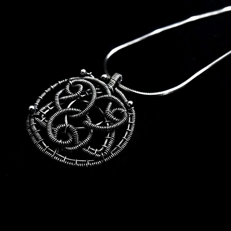 Pendentif celtique en argent Pendentif noeud triquetra enveloppé de fil Bijoux viking Collection en argent brut image 4