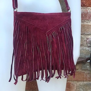 Umhängetasche. BOHO Wildledertasche in BURGUNDY mit Fransen. Messenger Bag aus weichem echten Wildleder. Dunkelrote Hippie Umhängetasche