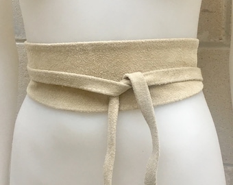 Cinturón Obi de ante beige claro. Cinturón envolvente de ante suave natural. Cinturón bohemio en color crema beige. Cinturón ancho bohemio envolvente. Cinturón de vestir, cinturón de cintura.