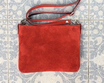 Wildledertasche in ROT. Kompakte Umhängetasche. Schultertasche in ECHT Leder. Kleine Wildleder Geldbörse, verstellbarer Riemen und Reißverschluss.