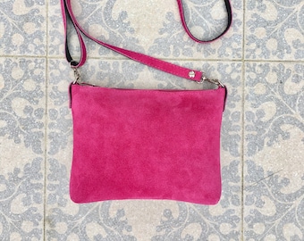 Sac en cuir suédé rose vif. Sac bandoulière, sac à bandoulière en cuir VÉRITABLE. Petit sac en cuir fuchsia avec bandoulière réglable et fermeture éclair