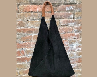 Sac en cuir souple en daim NOIR . Grand sac à bandoulière en cuir véritable. Sac origami en suède avec accent en cuir marron. Grand sac shopping