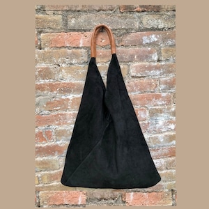 Slouch Ledertasche in SCHWARZEM Wildleder. Große Schultertasche aus echtem Leder. Wildleder Origami Tasche mit braunem Lederakzent. Große Shopper Tasche