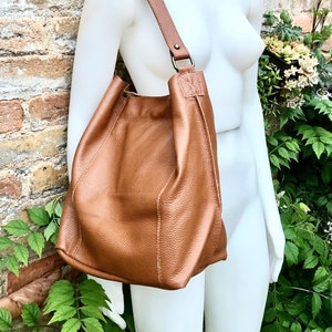 Sac en cuir marron camel. Sac à bandoulière hobo couleur tabac. Sac pour livres/tablettes en cuir véritable. Sac cabas en cuir. Sac à main marron