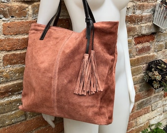 TOTE Ledertasche in Orange - Braun. Echtes weiches Naturwildleder. Große SHOPPER-Ledertasche in Terrakotta. Laptoptasche aus dunkelorangefarbenem Wildleder.