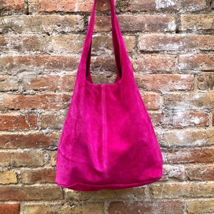 Duża skórzana torba typu TOTE w intensywnym różu. Fuksjowa torba typu slouch z miękkiego zamszu, wykonana z prawdziwej skóry. Fuksjoworóżowa skórzana torba typu shopper zapinana na suwak.