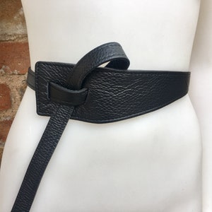 Obi belt in genuine leather. Wrap belt in BLACK. Waist belt in black stong leather. Black wraparound belt. Natural leather 80s style belt