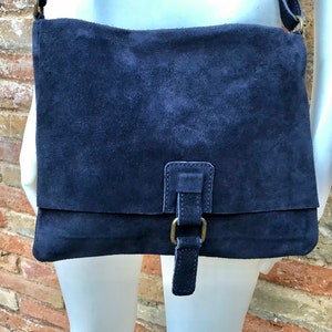 Sac en cuir messager en daim bleu marine. Sac croisé / bandoulière. Sac messager en cuir véritable souple. Sac à main bleu marine avec fermeture éclair + rabat.