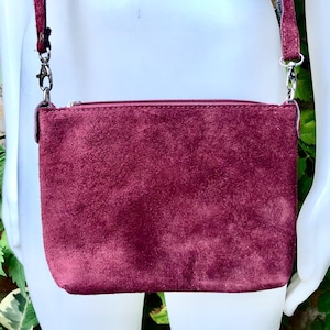 Petit sac à bandoulière/épaule en daim bordeaux. Cuir véritable. Petit sac à main en daim bordeaux. Sac en daim rouge bordeaux, sac à main en daim rouge foncé.