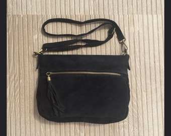 Sac en daim croisé en NOIR. Cuir véritable. Daim naturel doux. Sac Boho en NOIR. Sac messager, s’adapte à la plupart des tablettes.